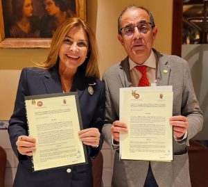 Alcaldesa Carolina Mejía y rector de la Universidad de Sevilla firman
