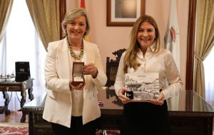 Carolina Mejía junto a la alcaldesa de Lugo, Paula Alvarellos Fondo.